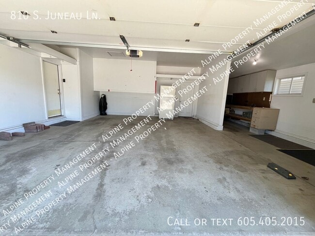 Building Photo - 810 S Juneau Ln