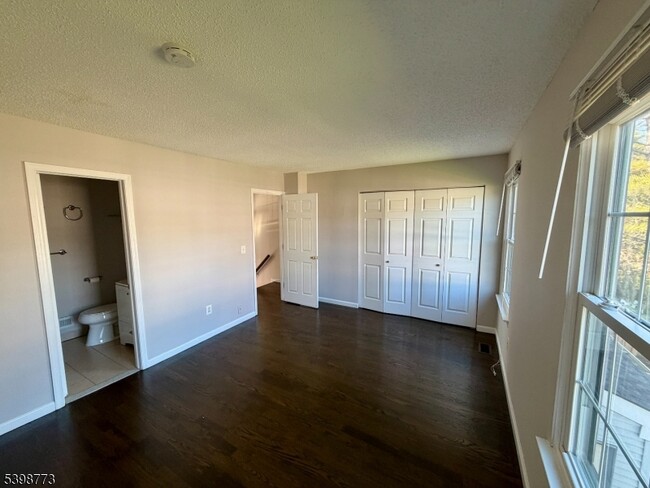 Building Photo - 347 Bromley Pl