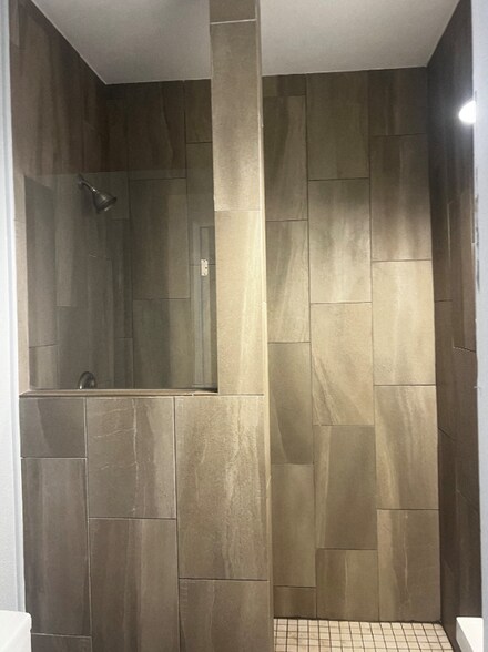 Building Photo - 715 W Hollywood Ave