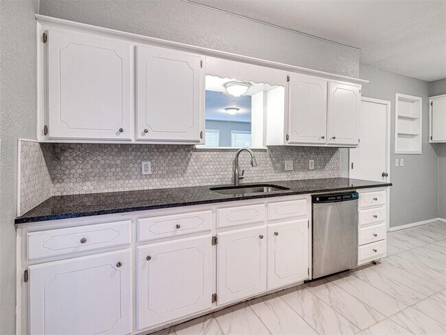 Building Photo - 305 Woodside Dr