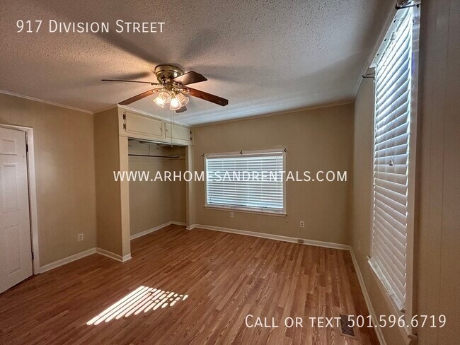 Building Photo - 917 Division Street | $850 | 2 beds, 1 ful...