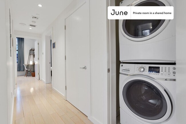 Building Photo - Private bedroom in 5 bed/3 bath Home