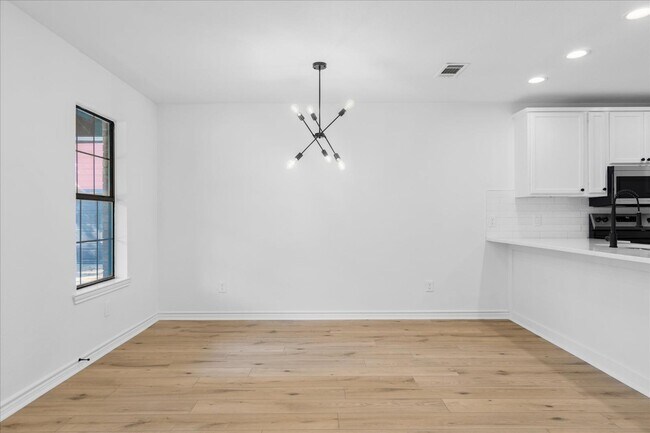 Building Photo - 910 Willow Dr