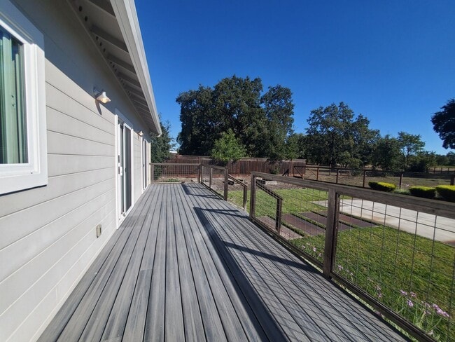 Building Photo - Nature Lover's Newer 1 bedroom single fami...