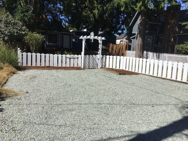 Building Photo - Arbor Heights Bungalow, Available early Oc...