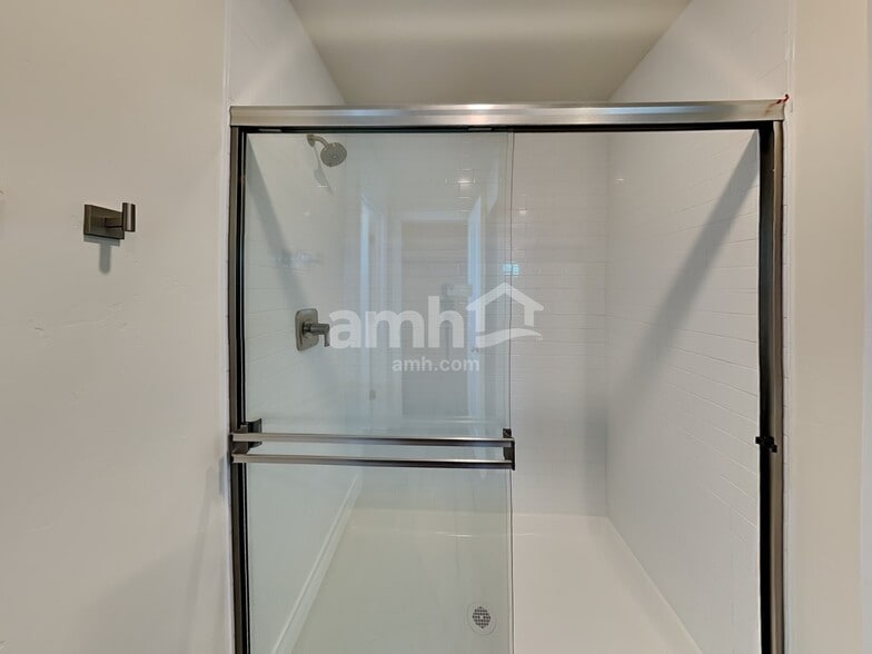 Building Photo - 1390 E Ludlow St