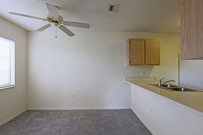 Building Photo - Cedarbend 5274-3