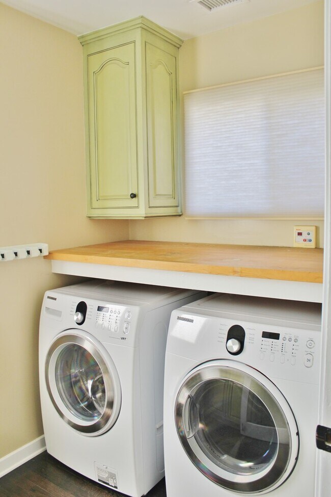 Building Photo - 3170 Strathmore Dr