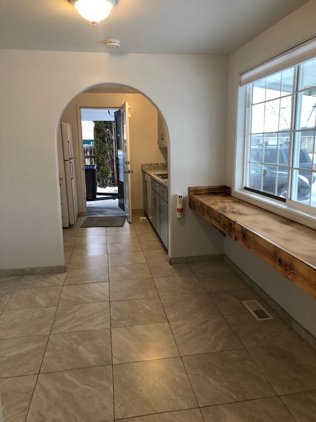 Building Photo - 2 Bedroom home with detached Office/Room.