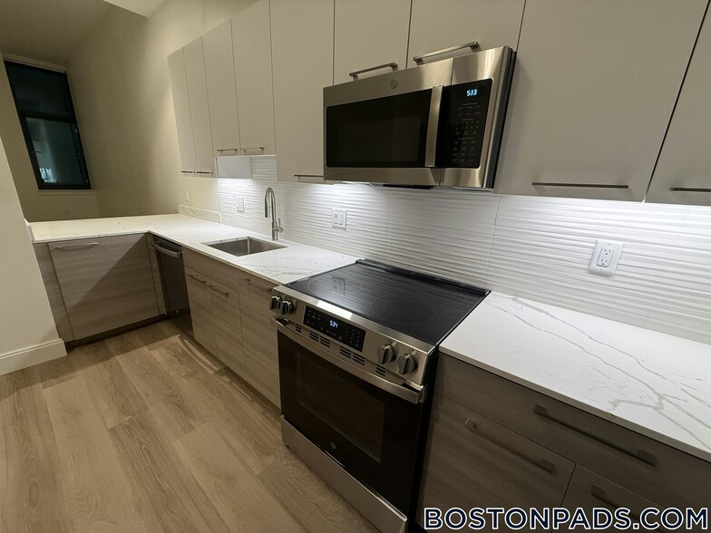 Building Photo - 1079 Commonwealth Ave