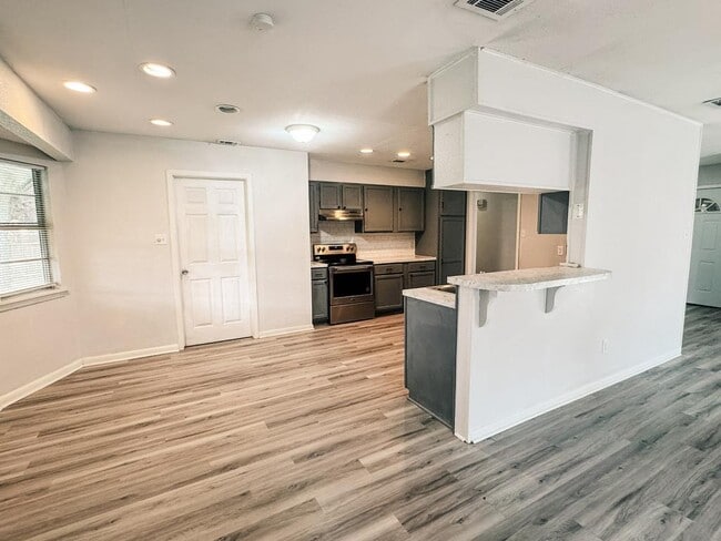 Building Photo - 102 Tanglewood Dr