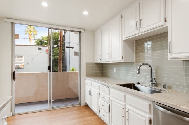 Building Photo - Beverly Hills Prime Location - 2 bed 2.5 bathroom