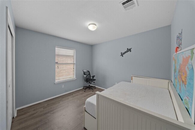 Building Photo - 111 Lynn Crest Bend