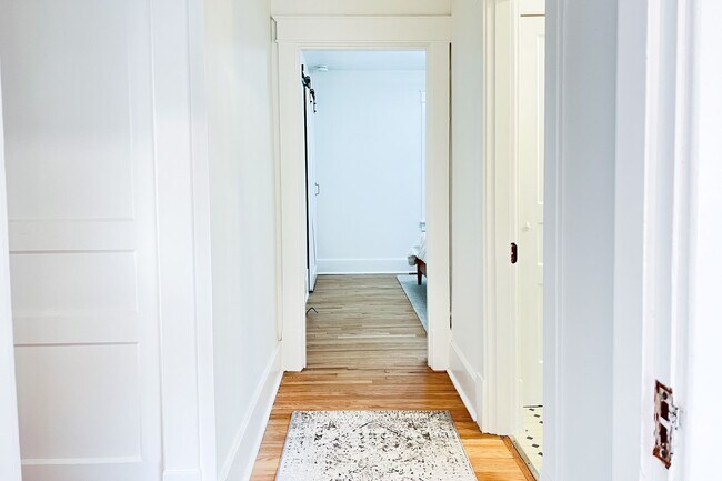 Building Photo - Furnished 3 Bedroom Walkable East Nashvill...