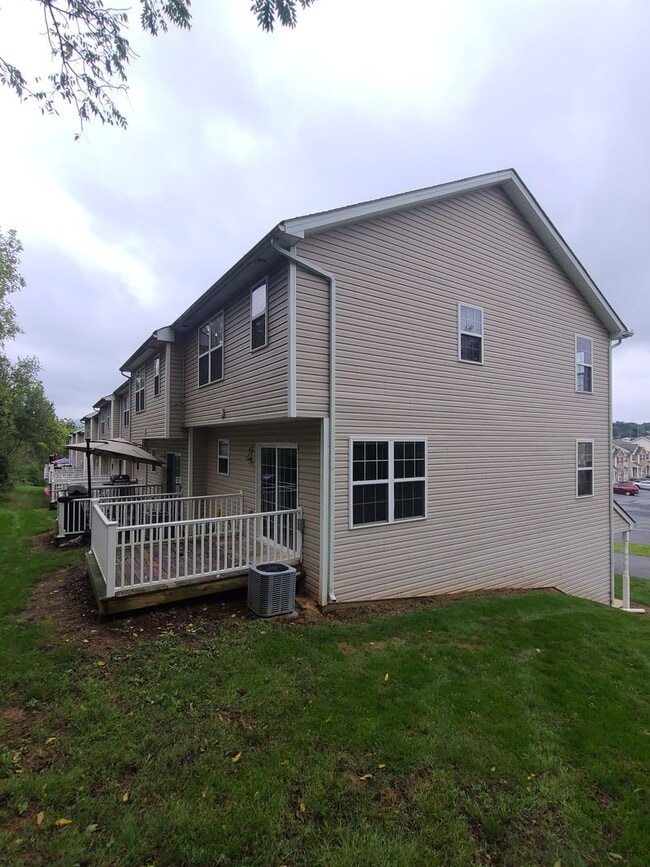 Building Photo - 3 Bedroom 2 1/2 bath townhouse in Waynesbo...
