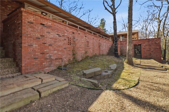 Building Photo - 951 Pembroke Rd