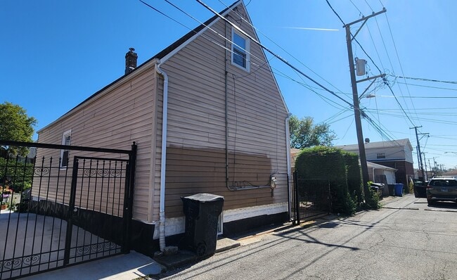 Building Photo - 4538 S Sawyer Ave