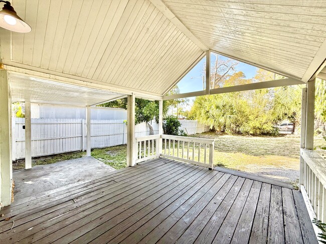 Building Photo - 713 Smith St