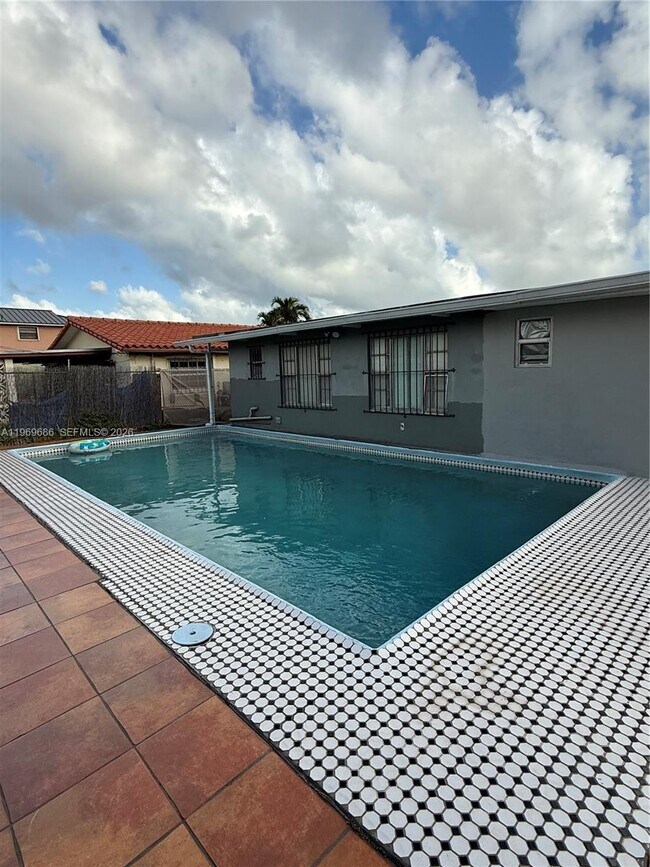 Building Photo - 1999 NW 2nd St