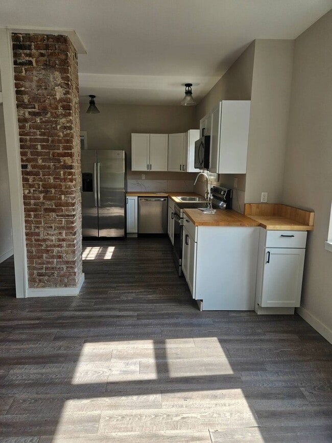 Building Photo - Charm, location and a great price ! Do not pass this up
