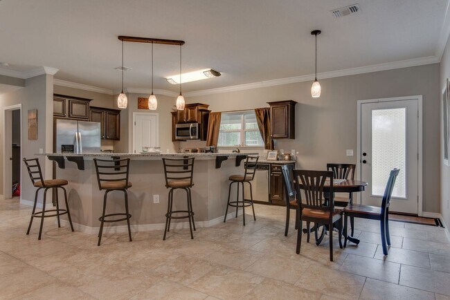 Building Photo - 4 BEDROOMS IN NAVARRE!