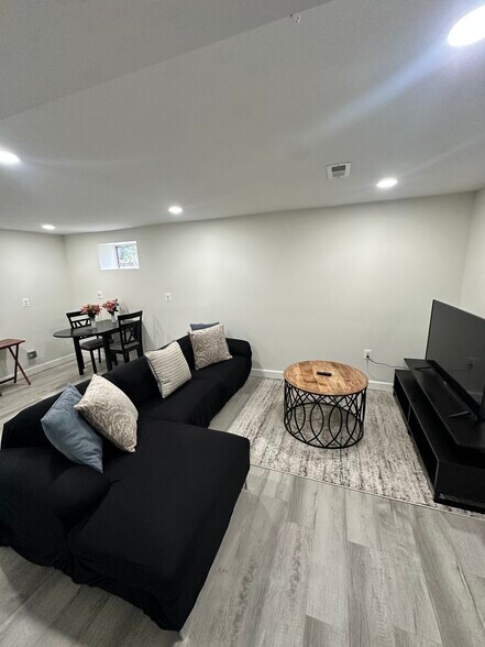 Building Photo - 8303 Navahoe Dr