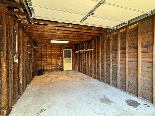 Building Photo - 1 Bed 1 Bath home with fenced yard and a s...