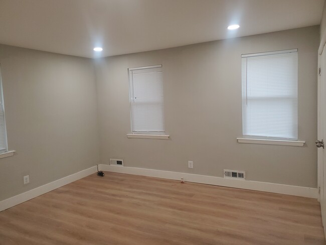 Building Photo - Newly Renovated 1 Bedroom, 1 Bathroom Apar...