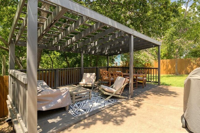 Building Photo - 2205 Trede Dr