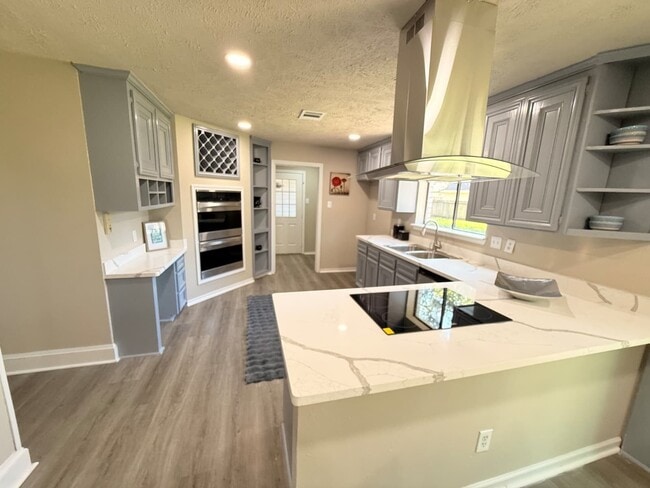 Building Photo - 1711 Surrey Ct