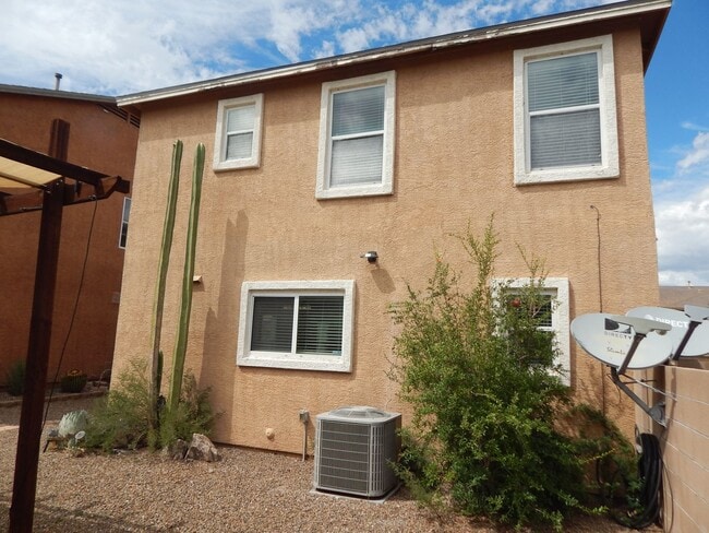 Building Photo - 2 Bedrooms - 2.5 bathrooms - Large Loft Area