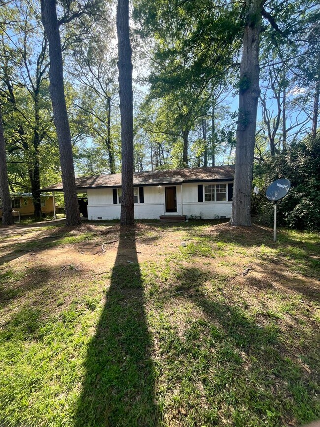 Building Photo - HUD Friendly 3 Bed 1 Bath Completely Remod...