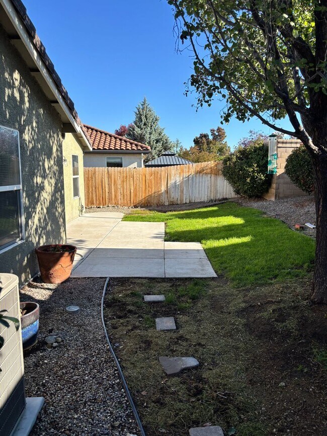 Building Photo - BEAUTIFUL, SPACIOUS,  4 BEDROOM, 2 BATHROO...