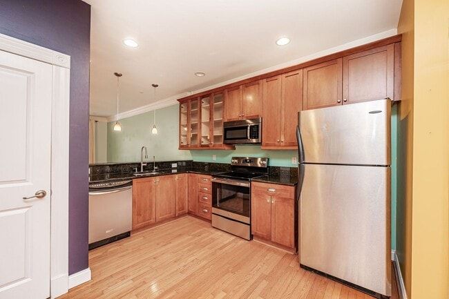 Building Photo - Modern 3BR/2.5BA Oregon Hill Townhome with 2-Car Garage — Walk to VCU & James River — $2,550/mo!
