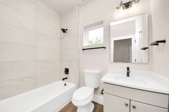 Building Photo - 783 Mansfield St