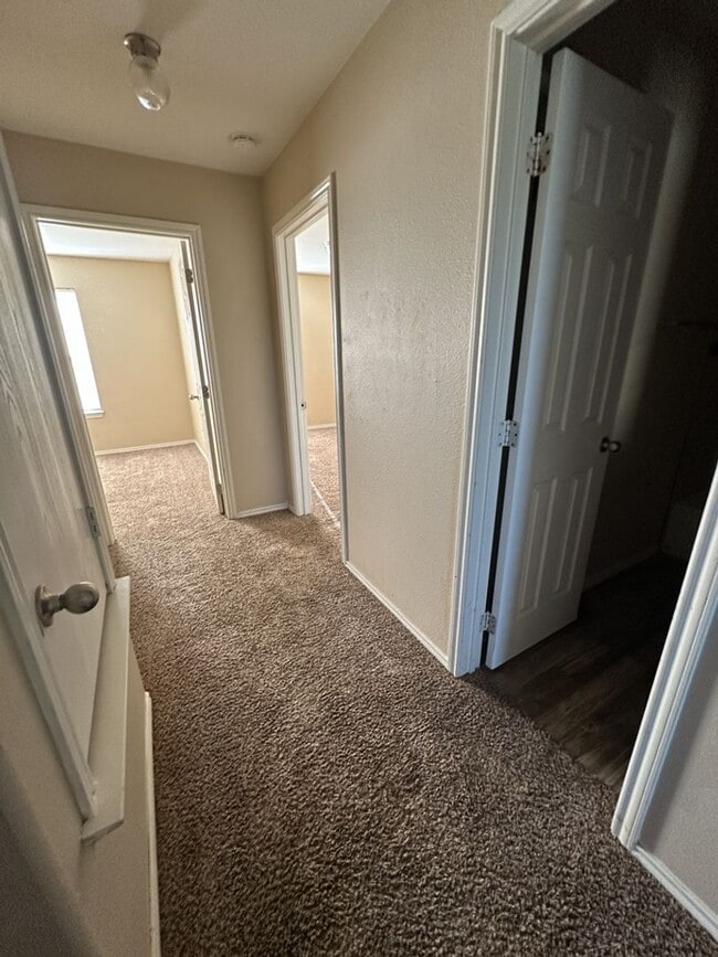 Building Photo - AVAILABLE NOW!