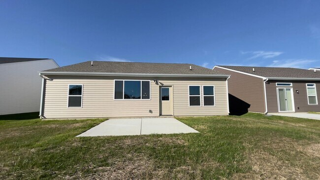 Building Photo - 3 Bedroom 2 Bath