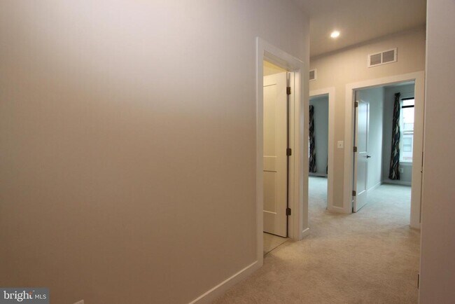 Building Photo - 43808 Middleway Ter