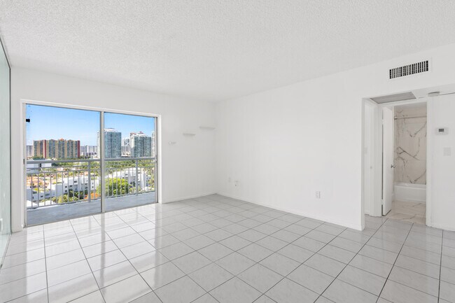 Building Photo - 400 Kings Point Dr