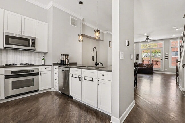 Building Photo - 331 E Cullerton St