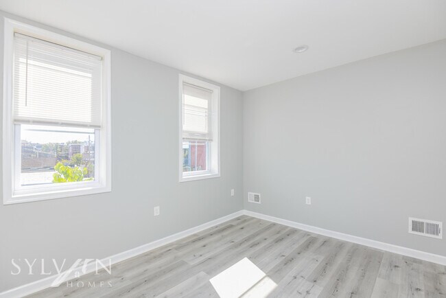 Building Photo - Prepare to fall in love with this 3 BR, 2 ...