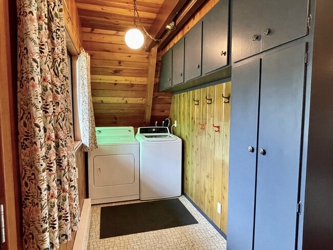 Building Photo - 2780 SW Breakers Dr