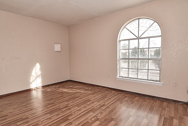 Building Photo - Eastside 3 Bedroom 2 Bath