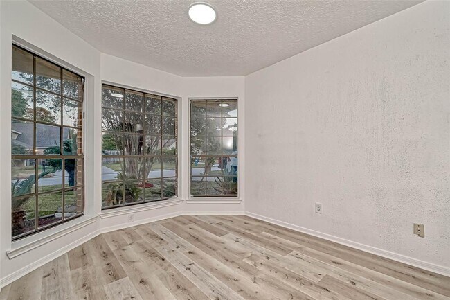 Building Photo - 9831 Orangevale Dr