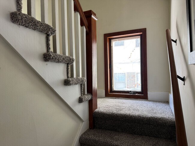 Building Photo - Charming Home For Rent Near UNO & Aksarben