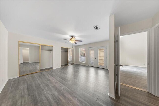 Building Photo - 10900 Crown Colony Dr