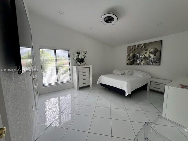 Building Photo - 15370 SW 152nd Ave