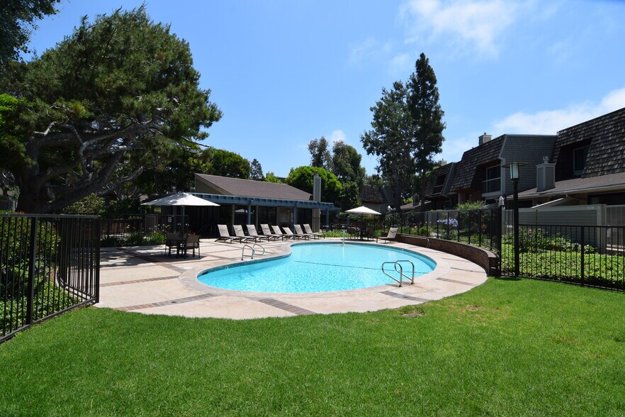 Building Photo - 13340 Maxella Ave