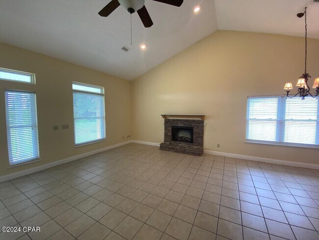 Building Photo - 4031 Oak Forest Dr