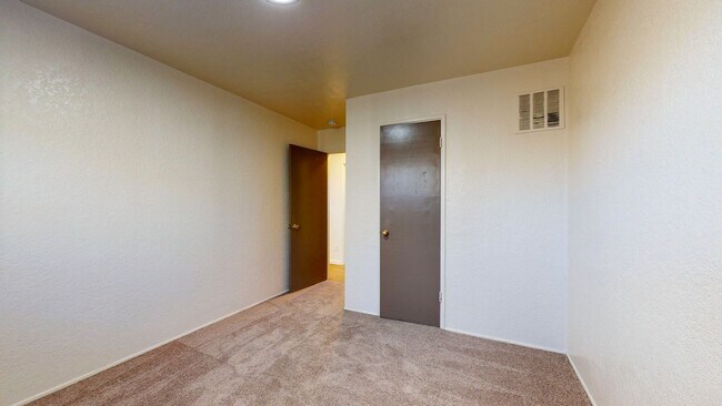 Building Photo - UPTOWN 3 Bedroom +Office  2 Bath with Garage